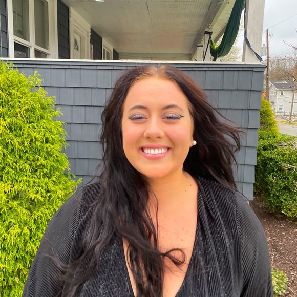 Meet your Posher, Laura - Picture 1 of 1